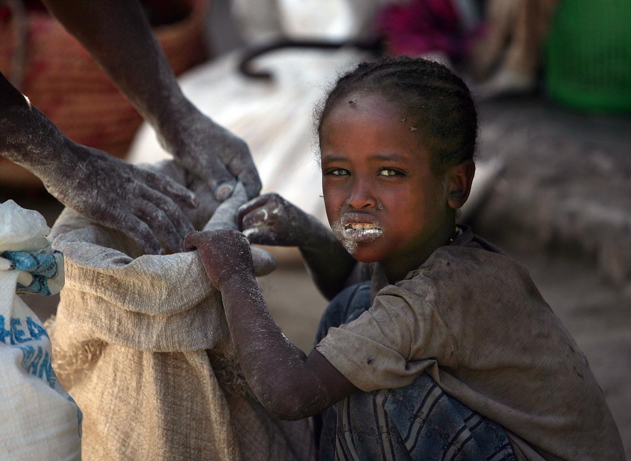 Избавление от голода. Голодающие африканские дети. Голодающие дети бедных стран.