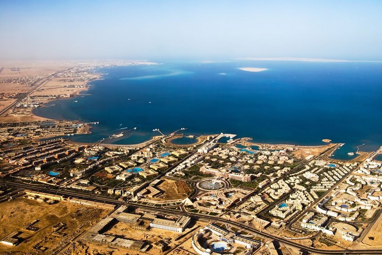 Egipt. Cena galonu benzyny: 1,14 dol.; Miejsce na liście odczuwalnej drożyzny: 26. Egipt – najbardziej zaludnione państwo arabskie, próbuje stanąć na nogi po tzw. arabskiej wiośnie z 2011 roku, która doprowadziła do obalenia prezydenta Hosniego Mubaraka. Nowy rząd, który w sierpniu objął władzę, zobowiązał się do restrukturyzacji branży energetycznej i ograniczenia paliwowych subsydiów. Ceny benzyny w Egipcie wciąż należą do najniższych na świecie. Mieszkaniec Egiptu na zakup 1 galonu paliwa wydaje ok. 13 proc. swoich dziennych dochodów, które wynoszą 9,04 dol.
 Na zdjęciu: Egipt, widok na wybrzeże z lotu ptaka