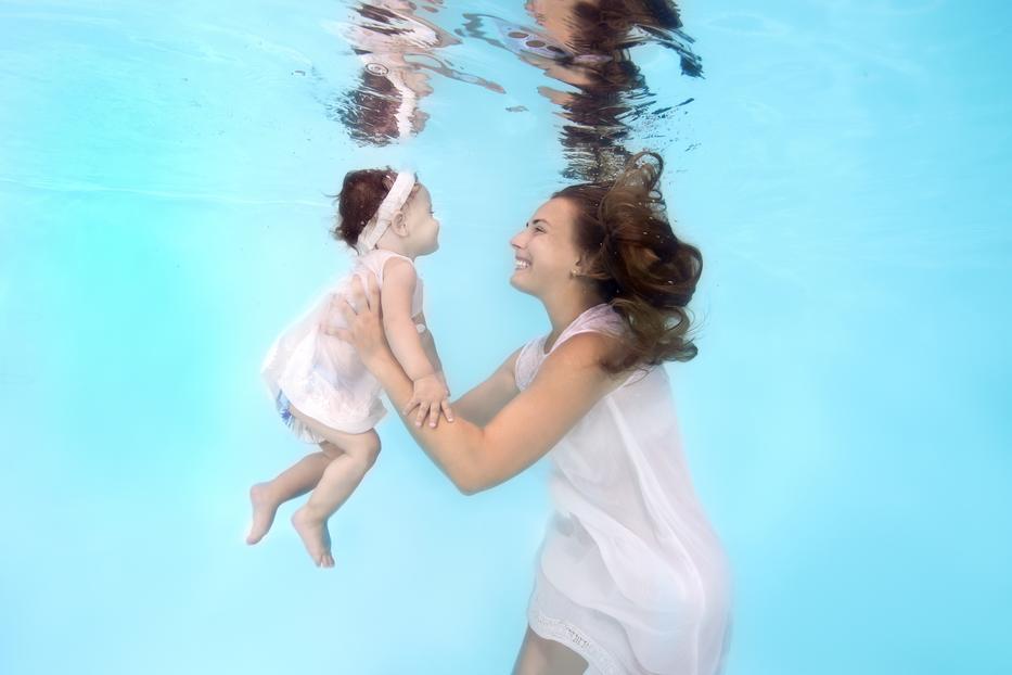 Mama baba vízben fotózva / Fotó: Northfoto