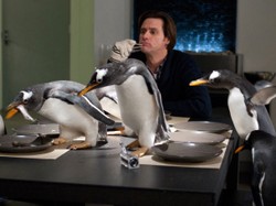 Jim Carrey tańczący z pingwinami