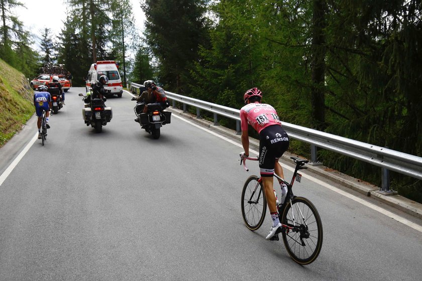 Tom Dumoulin – lider Giro d'Italia, załatwił się przy trasie wyścigu