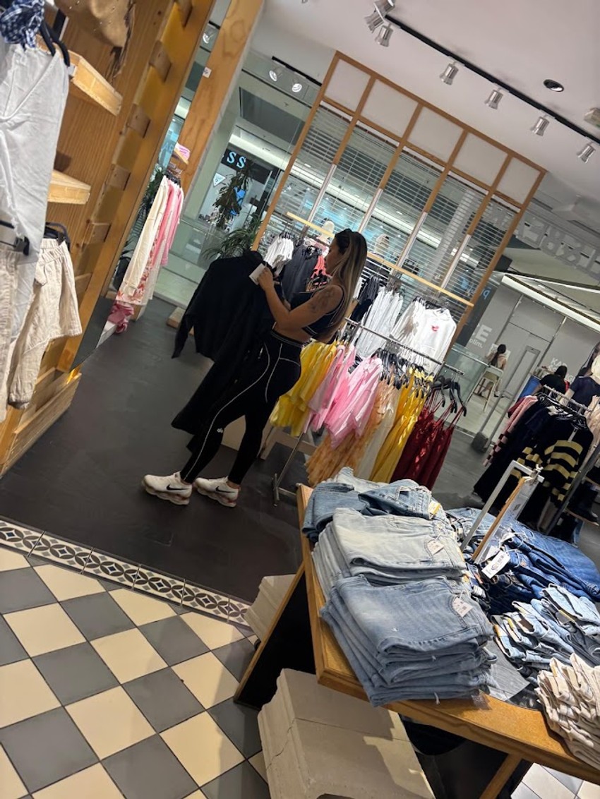 Aneli Ahmić u šopingu