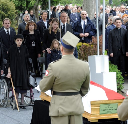 Uroczystości pogrzebowe profesora Władysława Bartoszewskiego. Żona zmarłego - Zofia Bartoszewska (L) i najbliższa rodzina, podczas uroczystości na Cmentarzu Wojskowym na warszawskich Powązkach