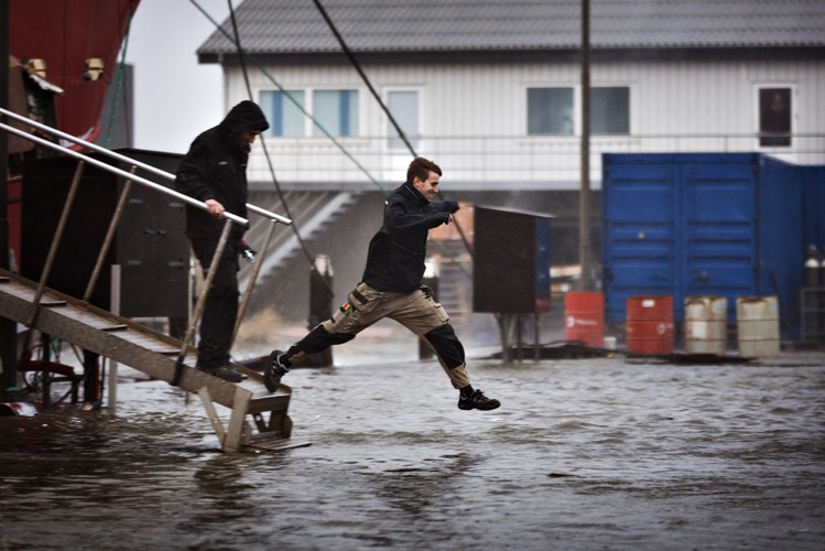 Hvide Sande, Dania. Wiatr wepchnął fale na ląd, powodując powódź