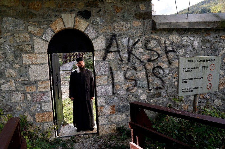Oskrnavljen manastir Visoko Dečani na Kosovu - grafiti u čast Islamske države