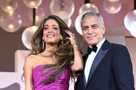 FRIZURA Amal Kluni savršeno stoji damama u KASNIM ČETRDESETIMA, a ove nežne, razbarušene talase možete da napravite i same