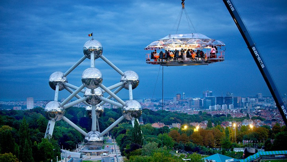 Obiad albo kolacja na wysokości aż 55 metrów - to weekendowa propozycja dla smakoszy w Łodzi. "Dinner in the Sky" to pomysł rodem z Belgii. Restauracje na wysokości działają w 48 krajach, a w sobotę i niedzielę podniebna przygoda kulinarna będzie możliwa także w łódzkiej Manufakturze.