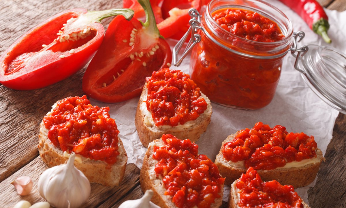 Pasta z ciecierzycy i pieczonej papryki palce lizać! Każdy poprosi o dokładkę