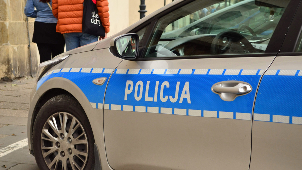 Rybniccy policjanci zatrzymali 19-latkę, która w połowie września w Czerwionce-Leszczynach napadła na sklep - grożąc ekspedientce nożem zabrała z kasy 3 tys. zł. W ręce policjantów wpadł także o rok starszy wspólnik kobiety, oboje zostali aresztowani – podała w czwartek śląska komenda.