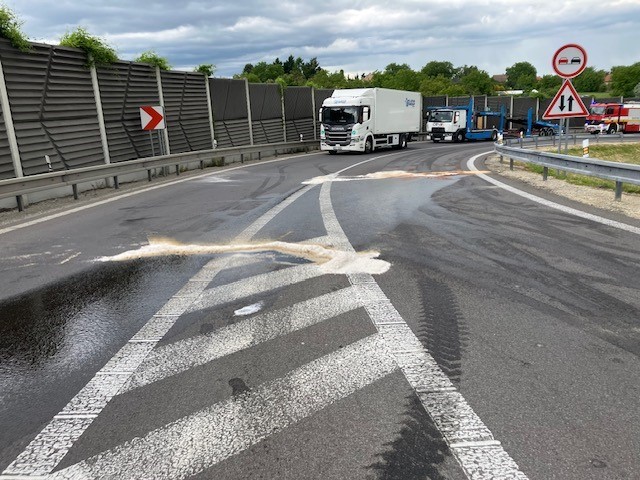 Pri nehode kamióna a osobného auta na R1 pri Nitre sa zranila jedna osoba.