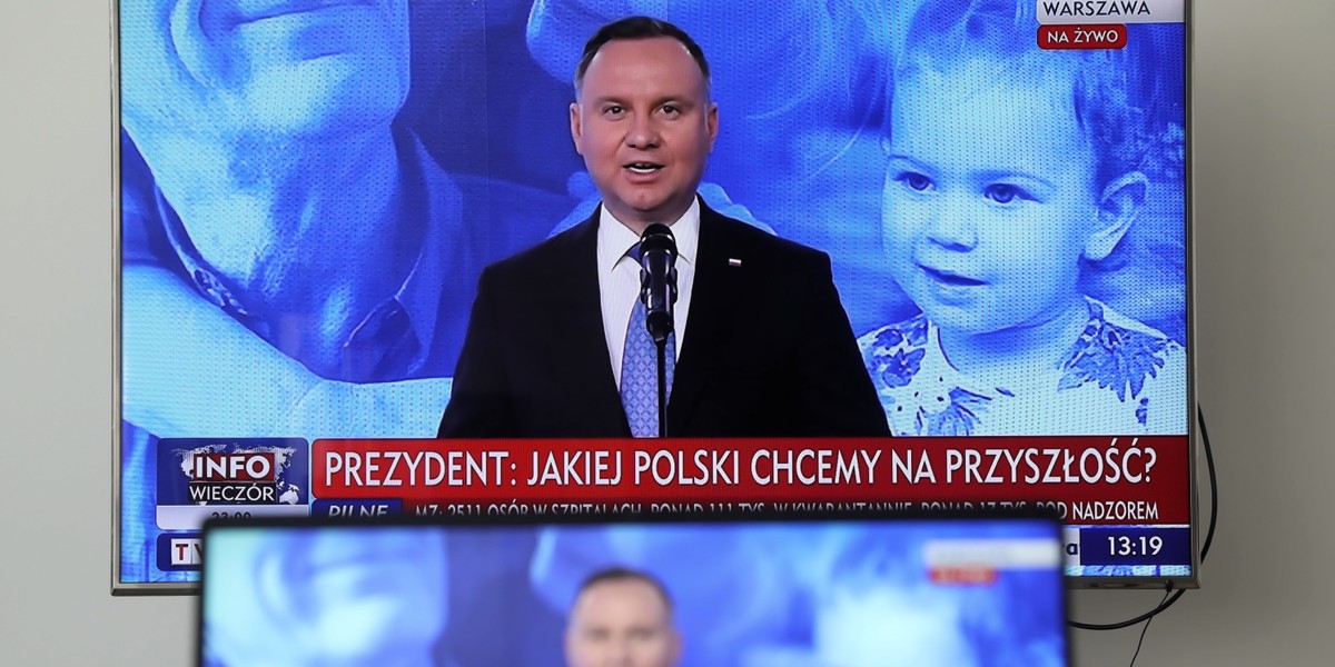 9 kwietnia prezydent Andrzej Duda powiedział, że przedstwił premierowi propozycję, by wszyscy przedsiębiorcy zostali zwolnieni z obowiązku płacenia składek do ZUS dla swoich pracowników przez trzy miesiące. Pomysł póki co nie został jednak przelany na papier.