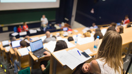 Studenci pracujący w wakacje tracą ubezpieczenie zdrowotne. Tak można je odzyskać