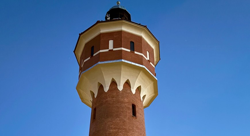 Żmigrodzka Wieża Ciśnień to nie tylko odświeżenie elewacji, ale przede wszystkim tchnięcie nowego życia w lokalną historię. 
