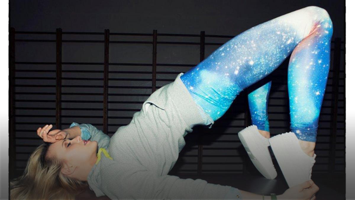 Ciuchy na fitness - galaktyczne legginsy i odlotowe dresy - Moda