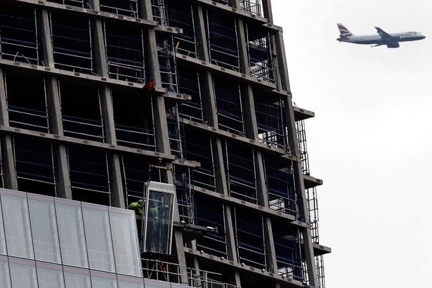 Maj 2011. Samolot British Airways przelatuje w tle budowy Shard.