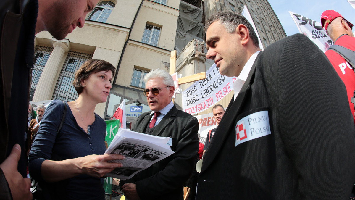 Kilkanaście osób wciąż protestuje przed siedzibą TVP przeciwko formie informacji, jaką prezentuje telewizja publiczna. Manifestujący przed gmachem przy Placu Powstańców Warszawskich spędzili całą noc, są to głównie przedstawiciele "Solidarnych 2010".