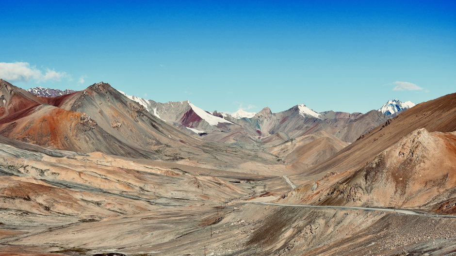 Widok z przełęczy Ak Baital – „Biała Klacz”. Najwyższy punkt przejazdu przez Pamirski Trakt, 4655 metrów n.p.m.