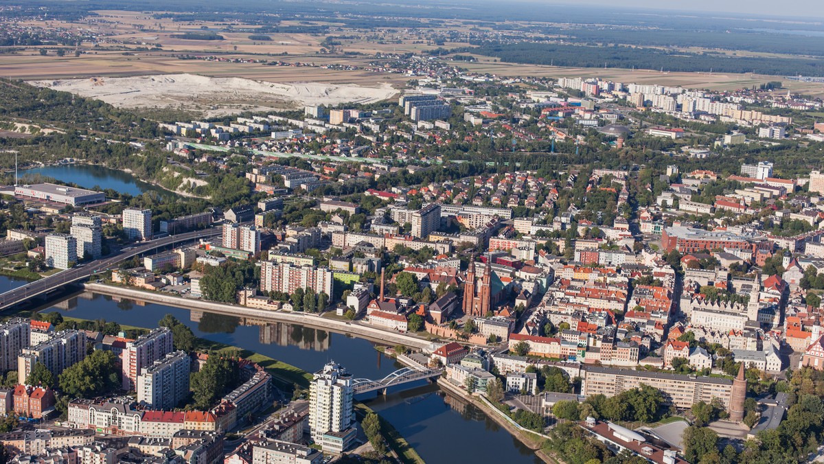 Miasto Opole chce wybudować halę lekkoatletyczną na terenie Politechniki Opolskiej. Umowę o współpracy w tej sprawie podpisał prezydent miasta Arkadiusz Wiśniewski i prezes Polskiego Związku Lekkiej Atletyki Henryk Olszewski.