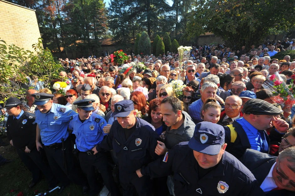 Policijski kordon pokušava da kontroliše ulaz u Kuću cveća