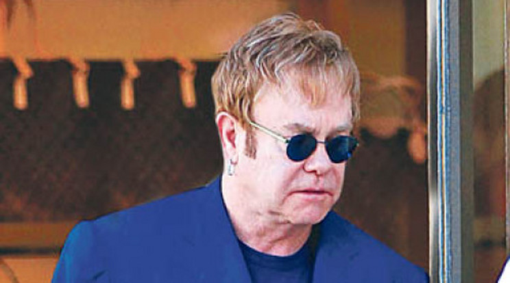 Megverték Elton Johnt!