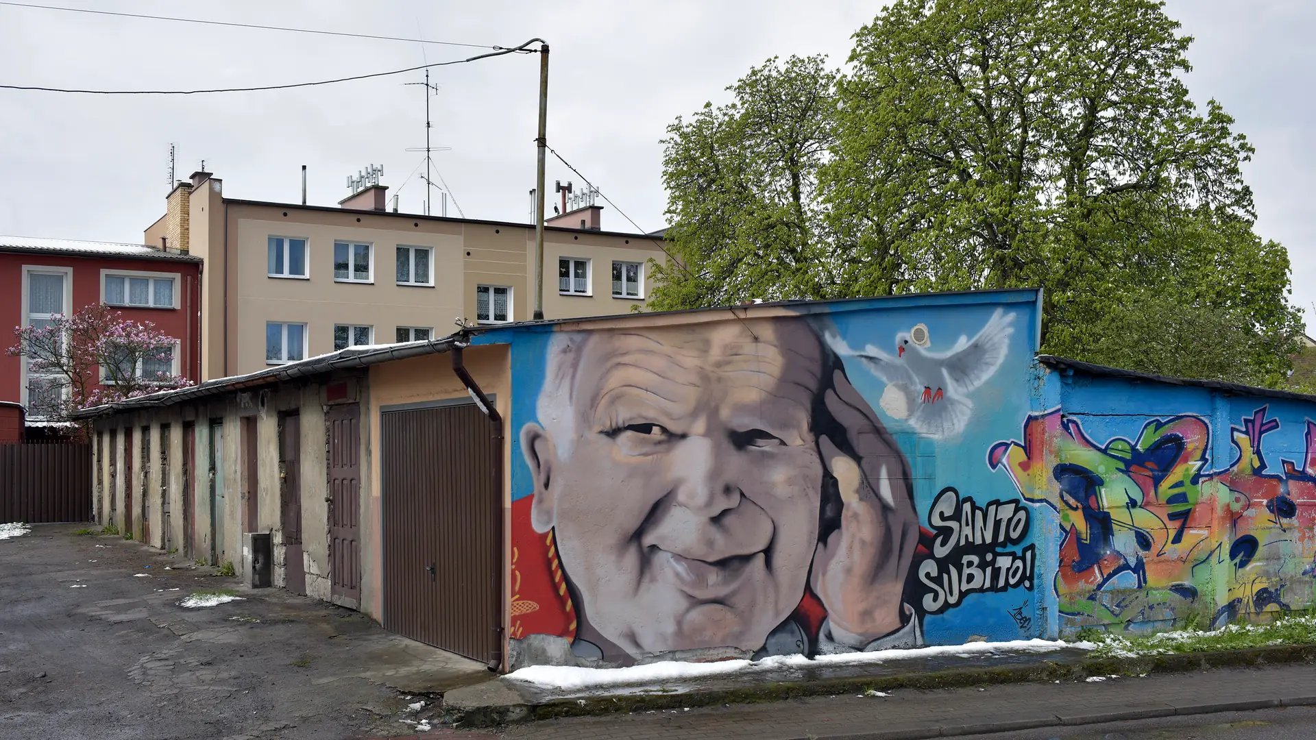 Polak sfotografował ponad 500 murali patriotycznych. „To nowa sztuka ludowa”