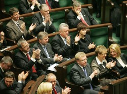 Kryzys, a posłowie mają miliony