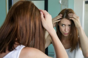 Kiderült: ebben a korban fedezik fel a nők a leggyakrabban az első ősz hajszálukat