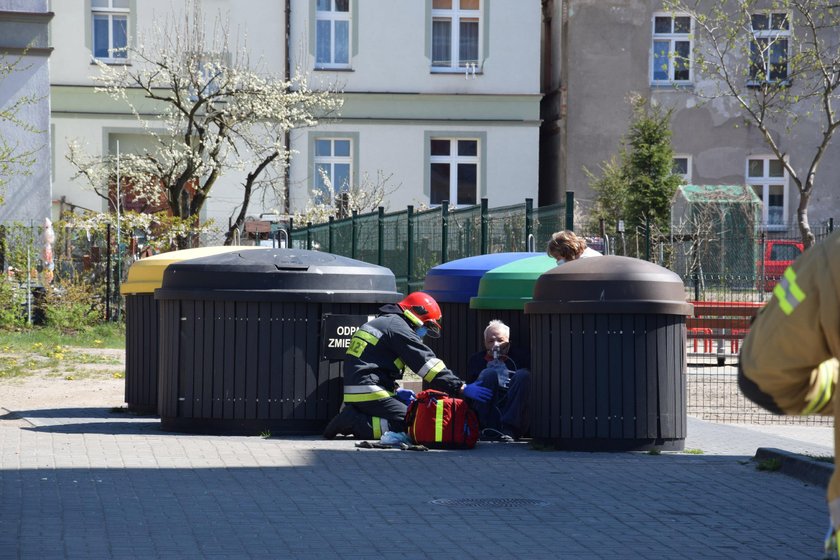 Emeryt wpadł do śmietnika