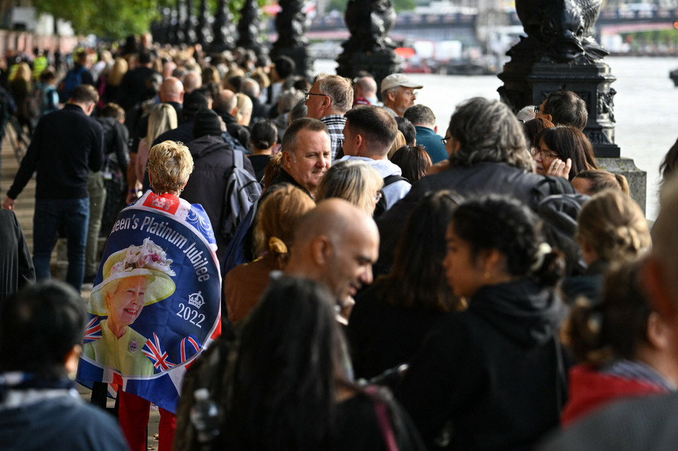 Ludzie stojący w kolejce na Westminister, chcący oddać hołd zmarłej królowej Elżbiecie II