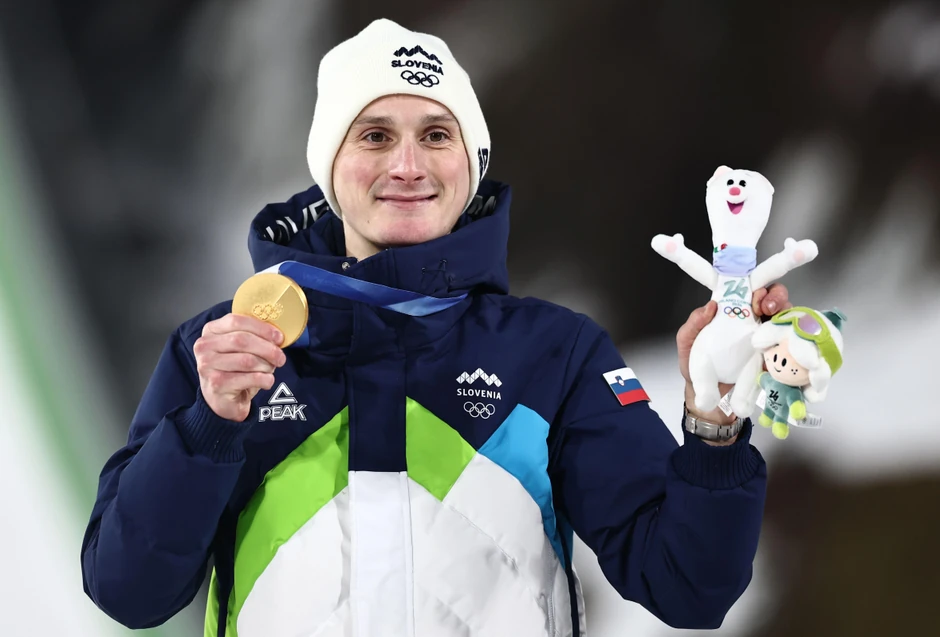 Domen Prevc sa zlatnim odličjem na velikoj skakaonici za muškarce na Zimskim olimpijskim igrama Milano Kortina 2026, u Predacu, Italija, 14. februara 2026. | Foto: FILIP SINGER/EPA