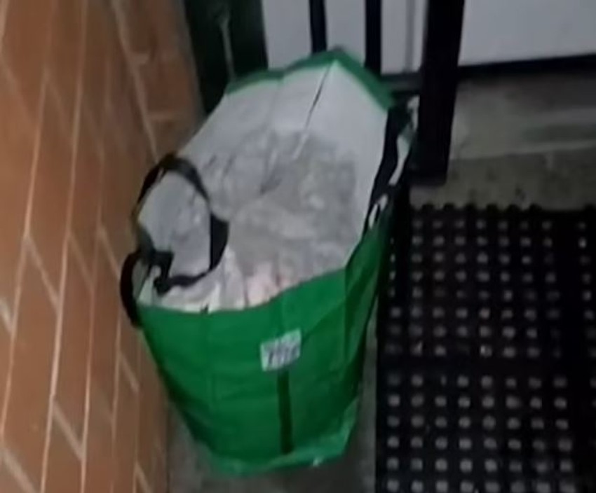 Ostavljena kesa ispred praga