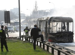 Autobus pełen ludzi stanął w ogniu
