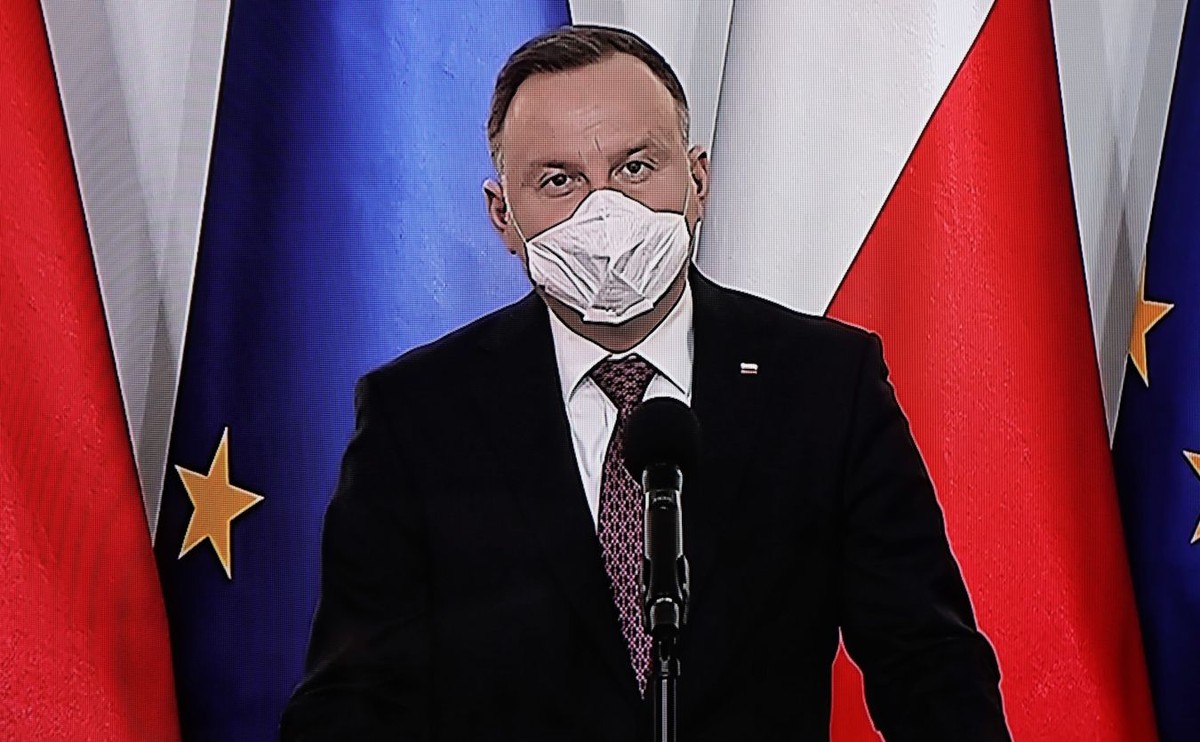 Prezydent Andrzej Duda podczas transmisji konferencji prasowej