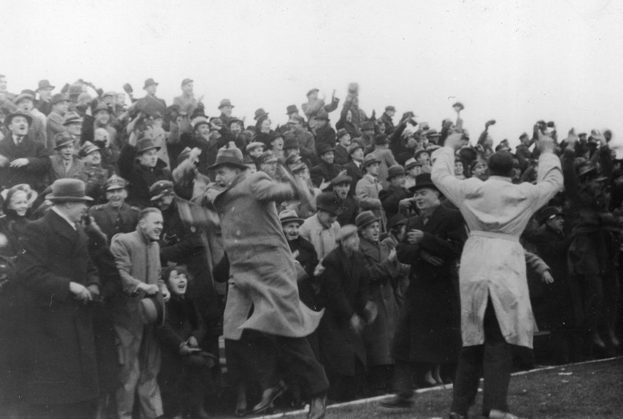 Kibice cieszą się z gola dla Polaków. Mecz Polska – Norwegia, który rozegrano w 1938 r. w Warszawie zakończył się wynikiem 2:2. Źródło: Narodowe Archiwum Cyfrowe.