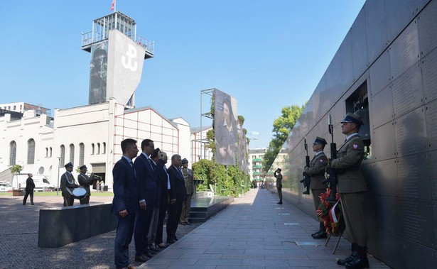 Premier Mateusz Morawiecki składa kwiaty przed dzwonem „Montera” gen. bryg. Antoniego Chruściela