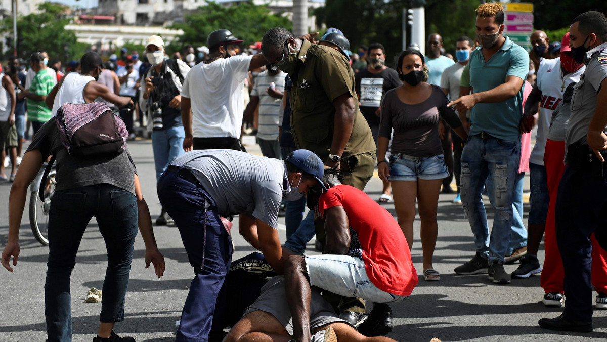 Mężczyzna zostaje aresztowany podczas demonstracji przeciwko rządowi kubańskiego prezydenta Miguela Diaz-Canela w Hawanie, 11 lipca 2021 r.