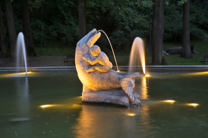 Fontanna "Ryba z dzieckiem" w parku w Olsztynie