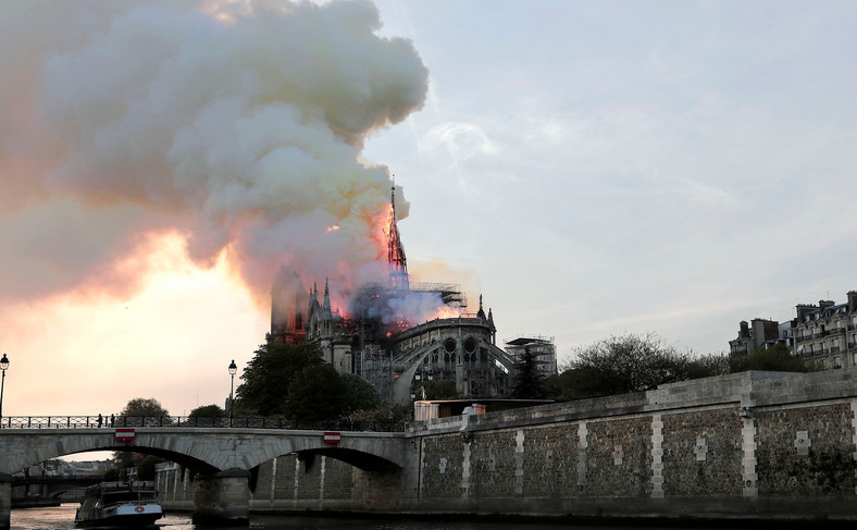 Katedra Notre Dame w płomieniach