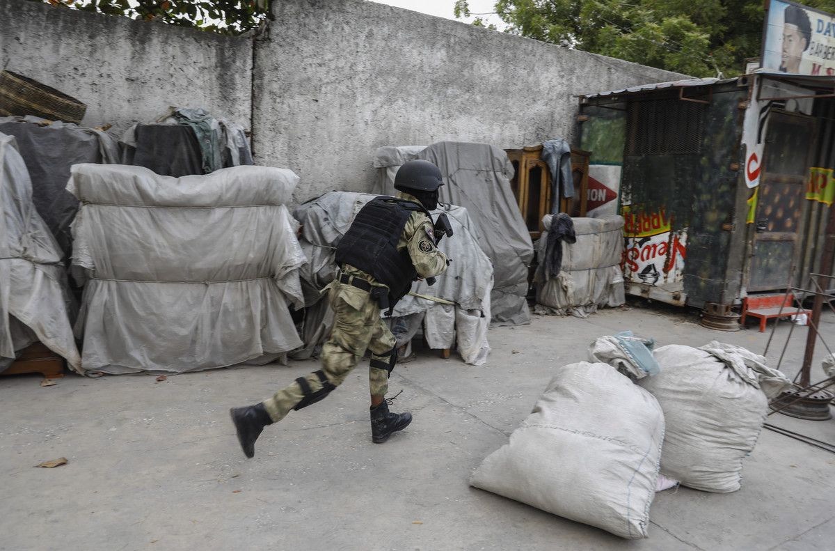 Policia gjatë një përplasjeje me bandat në Port-au-Prince, Haiti, më 29 shkurt