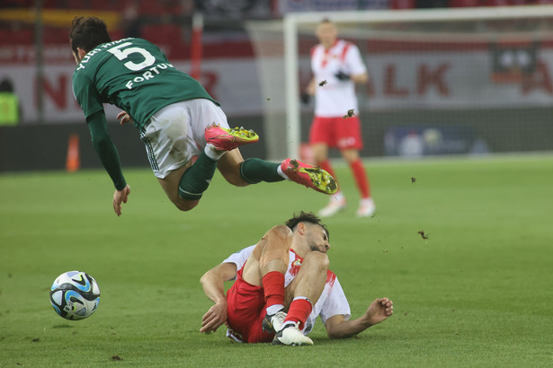 Zawodnik Widzewa Łódź Lirim Kastrati (P) i Yuri Ribeiro (L) z Legii Warszawa podczas meczu 24. kolejki piłkarskiej Ekstraklasyi