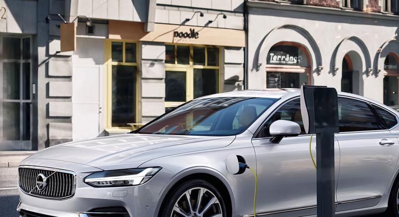 Volvo S90 T8 TwinEngine plug-in hybrid.