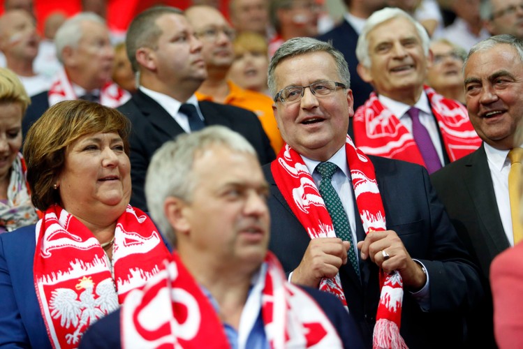 Anna i Bronisław Komorowscy i Jerzy Buzek na meczu Polska - Brazylia