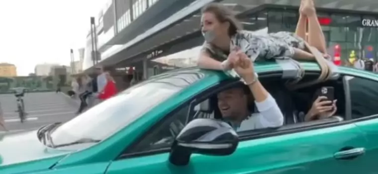 Absurdalna akcja influencera z Instagrama w centrum Moskwy - przywiązał kobietę do auta