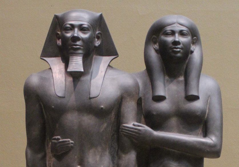 Ideał piękna kobiety. Po prawej małżonka faraona Mykerinosa. Twarz jest pełna, policzki wybrzuszone, szyja gruba, a oczy duże / Fot. Miguel Hermoso Cuesta/CC BY-SA 4.0 DEED