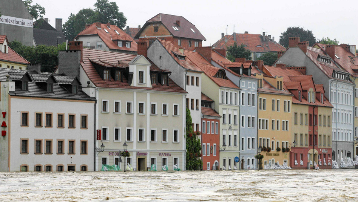 Władze powiatu Goerlitz, położonego przy samej granicy z Polską, ogłosiły w nocy z poniedziałku na wtorek alarm przeciwpowodziowy, Na skutek intensywnych opadów poziom miejscowych rzek bardzo szybko rośnie.