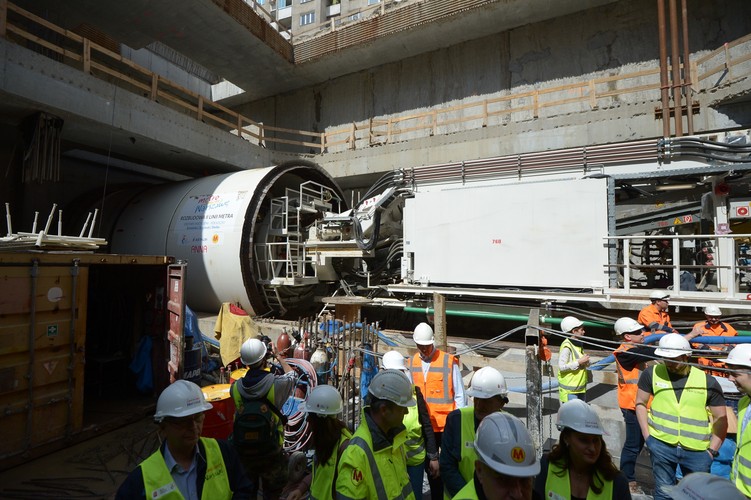 Stacja Trocka będzie miała część pasażerską i technologiczną. 'Łączna kubatura pod ziemią, to ok. 230 tys. metrów sześciennych' - poinformował Lejk. Porównał, że np. Błękitny Wieżowiec w Warszawie liczy 150 tys. m sześciennych. 'Przedsięwzięcie jest ogromne' - zauważył wiceprezydent.<br>
<br>
Jak zapowiedział, postęp w wierceniu tunelu będzie można śledzić na stronie internetowej metra. 'Przewidujemy, że raz w tygodniu będziemy pokazywali postęp, jaki został dokonany od startu' - zapowiedział. Wyjaśnił, że w każdy piątek pojawiać się tam będą informacje, gdzie znajduje się tarcza wiercąca tunel. Fot. PAP/Marcin Obara