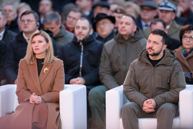 Prezydent Ukrainy Wołodymyr Zełenski (2P) z żoną Ołeną (2L) na dziedzińcu Zamku Królewskiego w Warszawie,