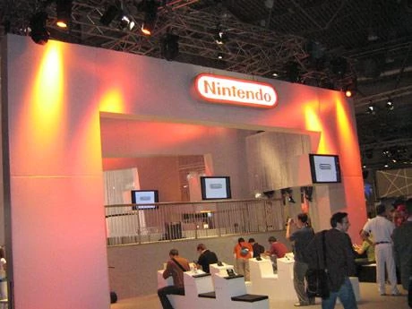 Stoisko Nintendo: Tutaj obejrzeć można było konsolkę DS w każdej możliwej konfiguracji