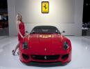 Modelka prezentuje Ferrari 599XX