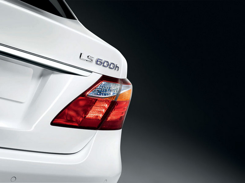 Lexus LS 600 h 2010: nowe akumulatory i więcej miejsca w bagażniku